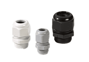 Drei Kabelverschraubungen in unterschiedlichen Größen und Farben sind nebeneinander abgebildet.